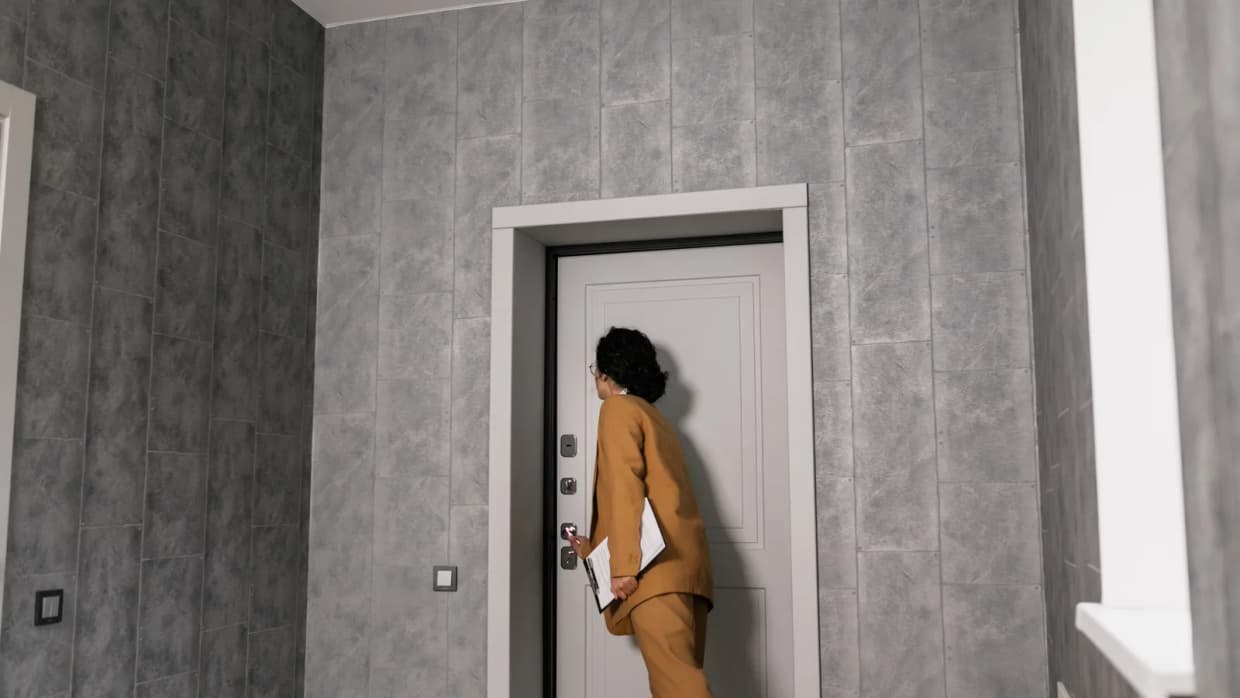 Proces-verbal independent de predare-primire a apartamentului: proprietarul plătește pentru dovadă, nu pentru vizită — Servicii fizice